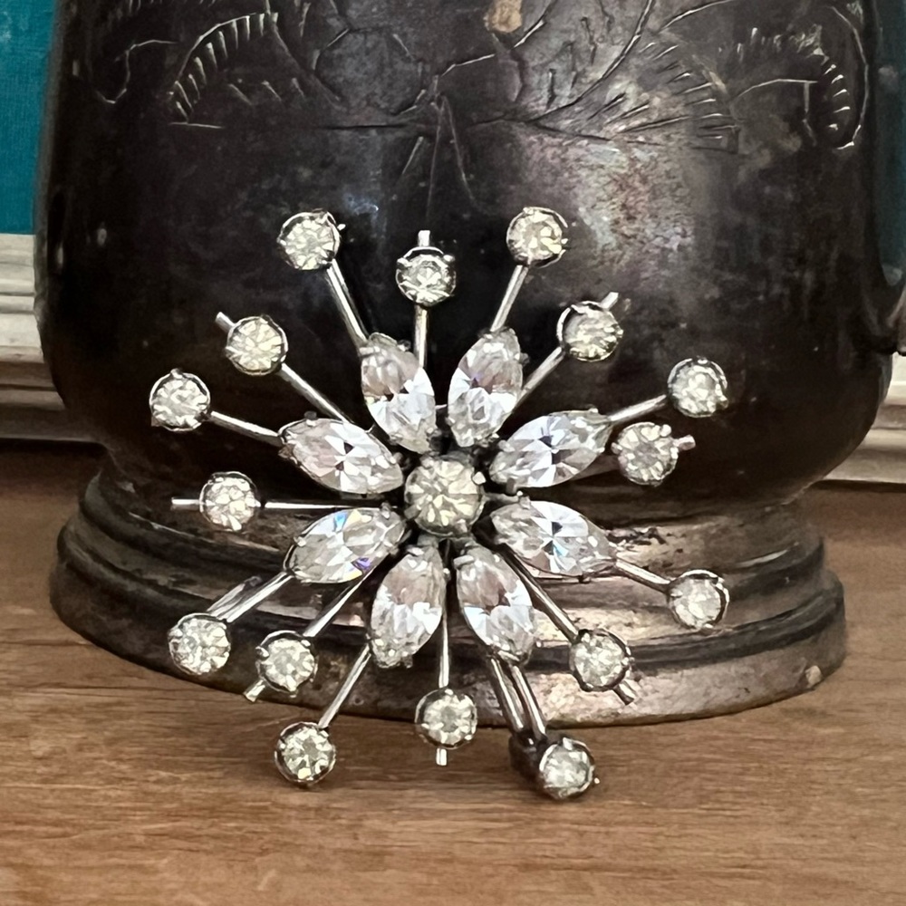 Rhinestone silver floral brooch - Picture 1 of 5